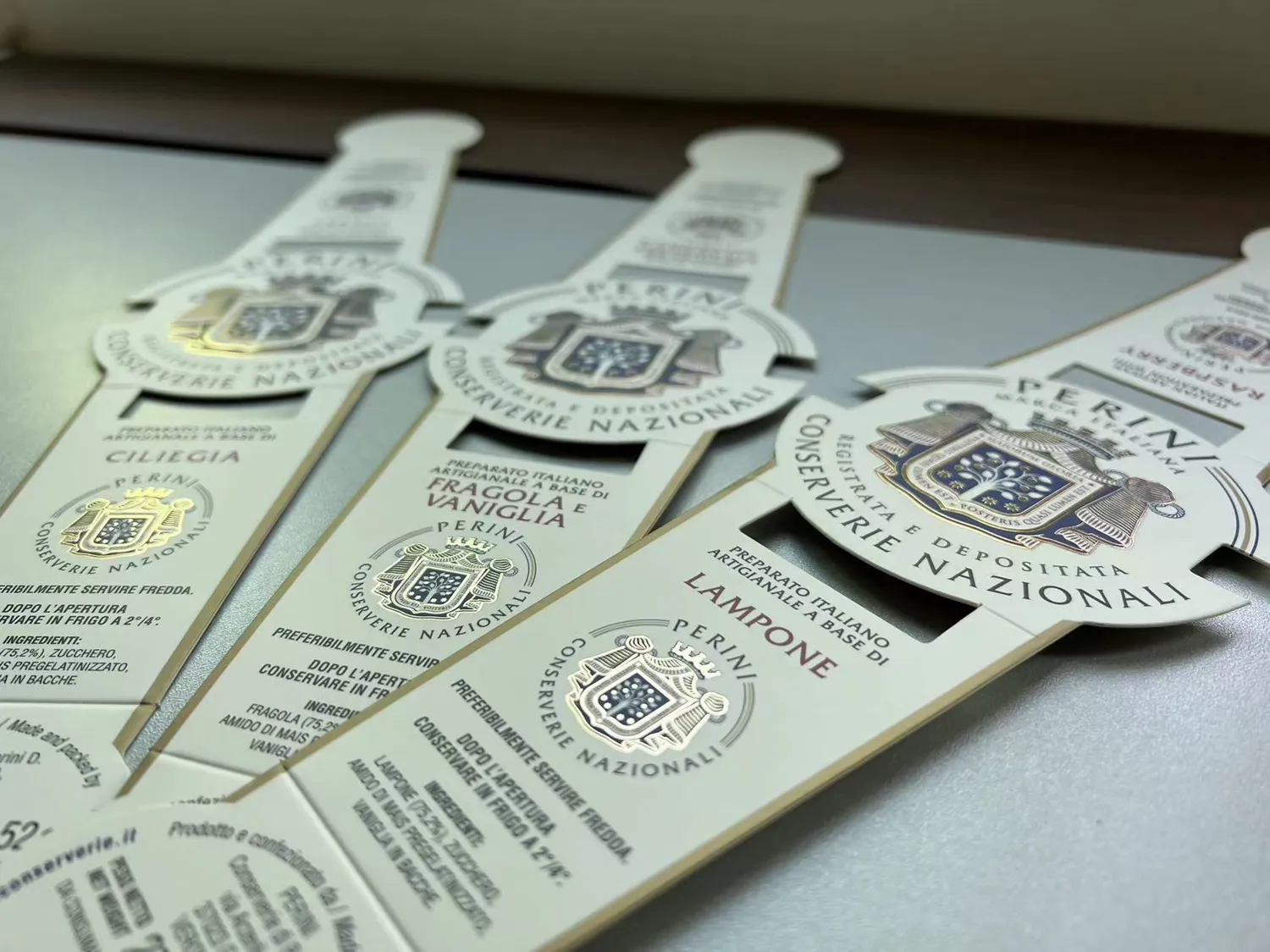 Label
Gold foil stamping
5PMS printing
Die-cut