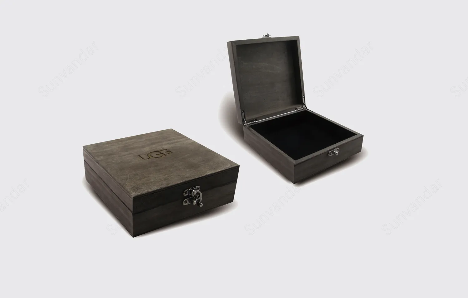 Wood box
Hinged structure
Metal buckle
Deboss finishing