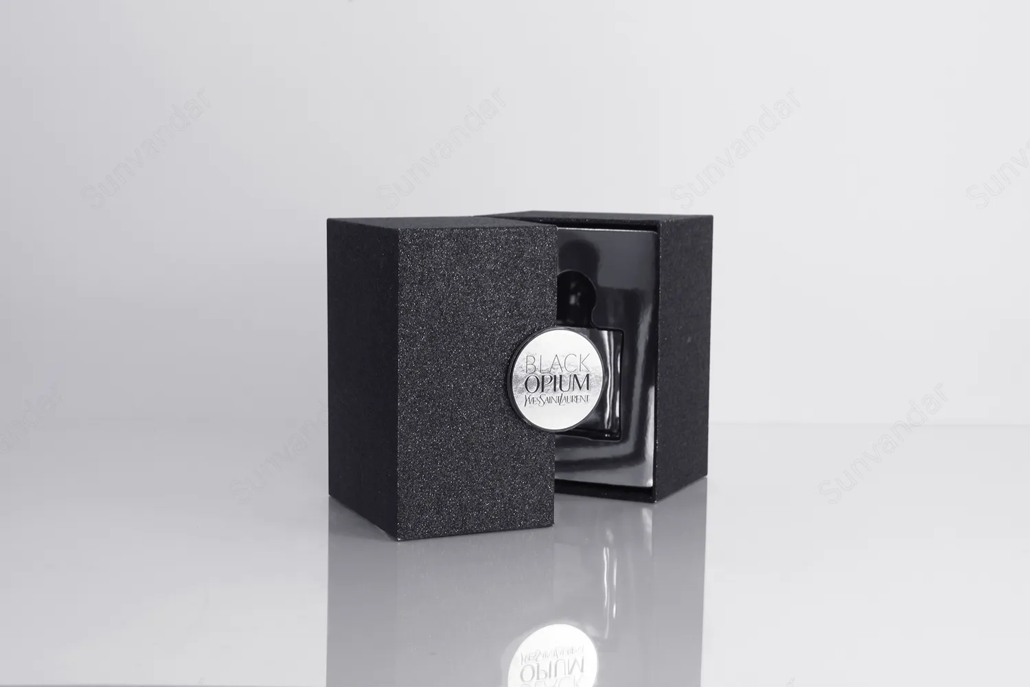 Rigid double door box
Magnetic closure
UV frosted finish