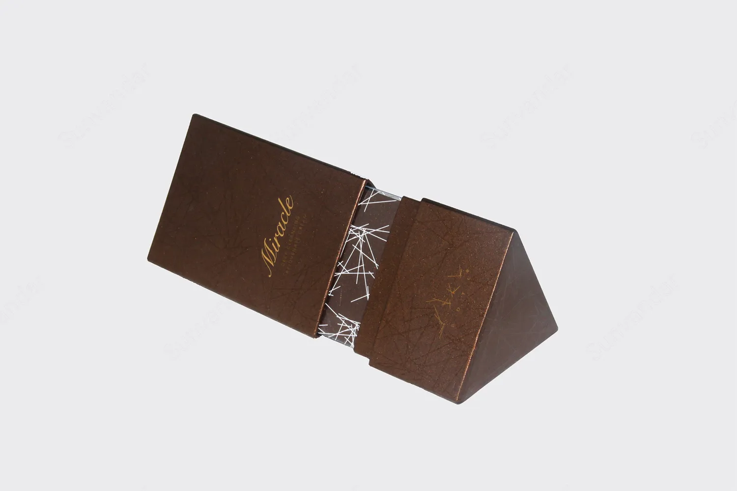 Triangle telescope box with neck shoulder exposed
Specialty paper wrap
Gold foil stamping